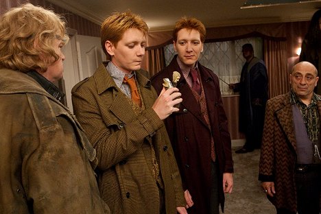 Brendan Gleeson, Oliver Phelps, James Phelps, Andy Linden - Harry Potter and the Deathly Hallows: Part 1 - Van film