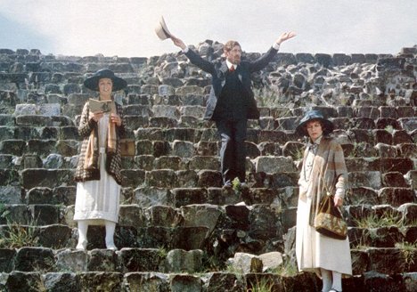 Penelope Keith, Ian McKellen, Janet Suzman - Priest of Love - De la película