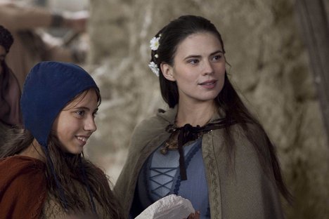 Skye Bennett, Hayley Atwell - Les Piliers de la Terre - Film