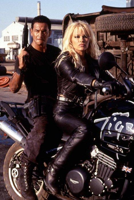 Temuera Morrison, Pamela Anderson - Barb Wire - Filmfotos