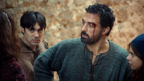 Liam Garrigan, Rufus Sewell, Skye Bennett - Pilíře Země - Z filmu