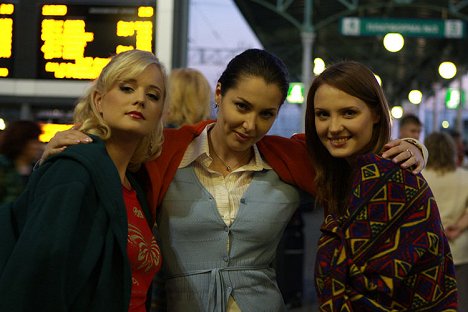 Alina Sandratskaya, Evgeniya Chirkova, Yuliya Pozhidaeva - Obručalnoje kolco - De filmagens