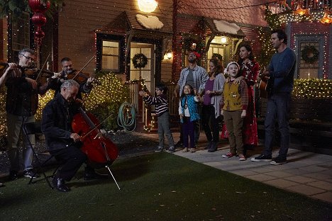 Al Madrigal, Annie Mumolo, Benjamin Stockham, Minnie Driver, David Walton - About a Boy - About a Christmas Card - Photos