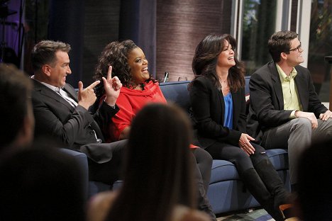 Rob Riggle, Yvette Nicole Brown, Valerie Bertinelli - Hollywood Game Night - Photos
