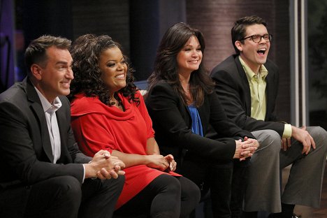 Rob Riggle, Yvette Nicole Brown, Valerie Bertinelli - Hollywood Game Night - Photos