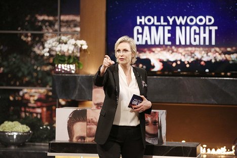 Jane Lynch - Hollywood Game Night - Van film