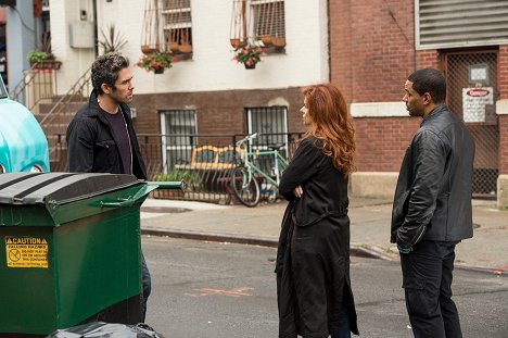 Debra Messing, Laz Alonso - The Mysteries of Laura - The Mystery of the Frozen Foodie - Photos