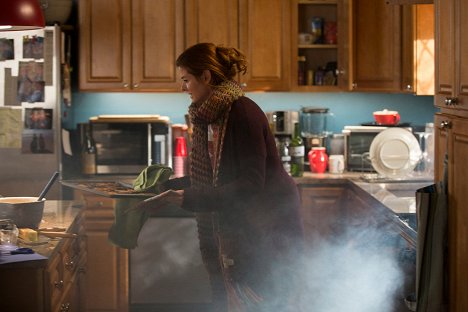 Debra Messing - The Mysteries of Laura - The Mystery of the Fateful Fire - Z filmu