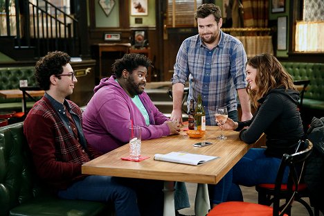 Rick Glassman, Ron Funches, David Fynn, Bianca Kajlich - Undateable - Ein japanischer Geschäftsmann kommt in eine Bar - Filmfotos