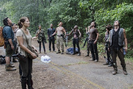 Josh McDermitt, Lauren Cohan, Sonequa Martin-Green, Seth Gilliam, Michael Cudlitz, Danai Gurira, Andrew Lincoln, Chandler Riggs, Norman Reedus - The Walking Dead - Them - Van film