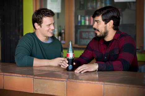 Jonathan Groff, Raúl Castillo - Looking - Looking for Truth - De la película