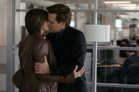 Mariska Hargitay, Bill Pullman - Law & Order: Special Victims Unit - Closet - Photos