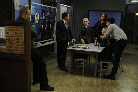 Raúl Esparza, Richard Belzer, Mariska Hargitay, Kelli Giddish - Law & Order: Special Victims Unit - Traumatic Wound - Photos