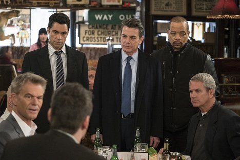Danny Pino, Peter Gallagher, Ice-T - Law & Order: Special Victims Unit - Forgiving Rollins - Photos