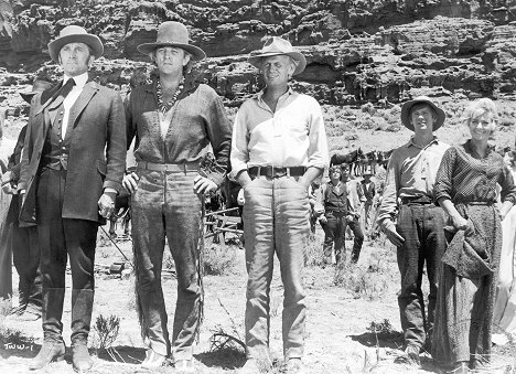 Kirk Douglas, Robert Mitchum, Richard Widmark, Lola Albright - Tie länteen - Kuvat elokuvasta