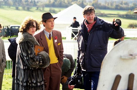 Emily Mortimer, Stephen Campbell Moore, Stephen Fry - Bright Young Things - Van de set
