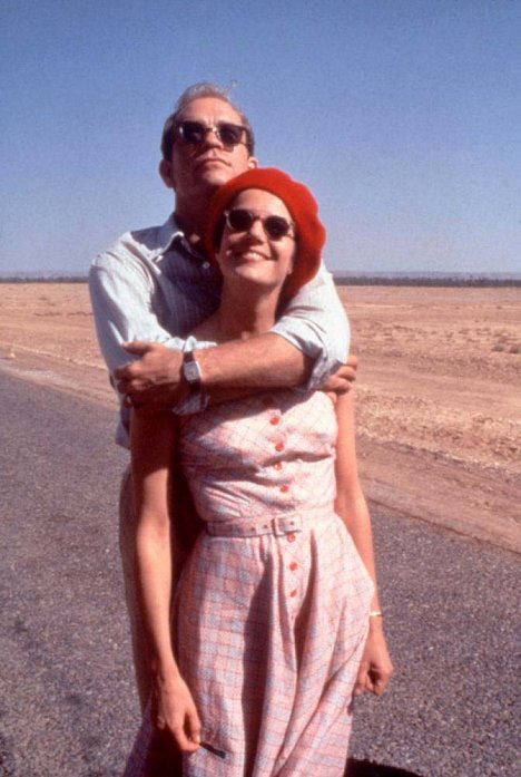 John Malkovich, Debra Winger - Himmel über der Wüste - Filmfotos