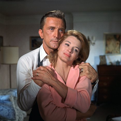 Kirk Douglas, Angie Dickinson - Cast a Giant Shadow - Filmfotók