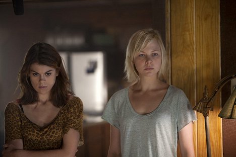 Lindsey Shaw, Adelaide Clemens - Nadie vive - De la película