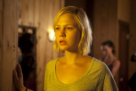 Adelaide Clemens - Nie przeżyje nikt - Z filmu