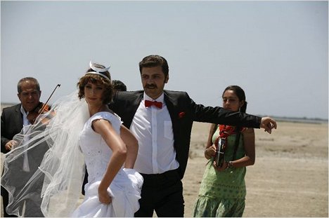Ayşe Bosse, Şahin Irmak - Entelköy Efeköy'e Karsi - De la película