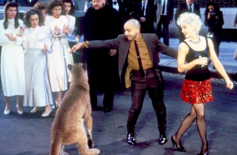 Coati Mundi, Madonna - Kto je to dievča? - Z filmu