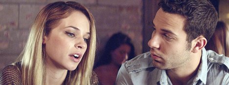 Alexis Knapp, Skylar Astin - Cavemen - De la película