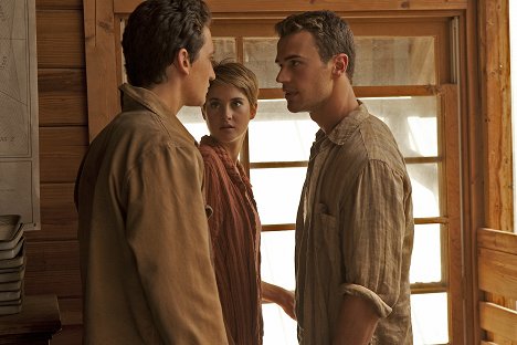 Miles Teller, Shailene Woodley, Theo James - Die Bestimmung - Insurgent - Filmfotos