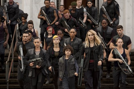 Rosa Salazar, Emjay Anthony, Suki Waterhouse - The Divergent Series: Insurgent - Photos