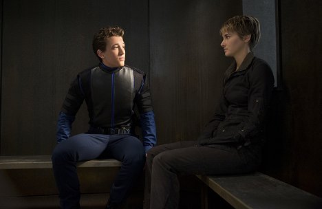 Miles Teller, Shailene Woodley - Rezistencia - Z filmu