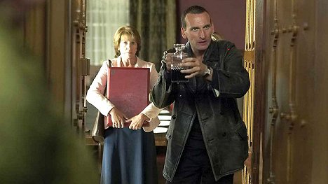 Penelope Wilton, Christopher Eccleston - Doctor Who - World War Three - Photos