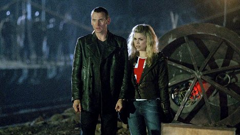 Christopher Eccleston, Billie Piper - Doctor Who - The Doctor Dances - Photos