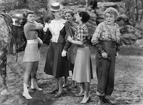 Paulette Goddard, Rosalind Russell, Joan Fontaine, Norma Shearer, Mary Boland - The Women - Photos