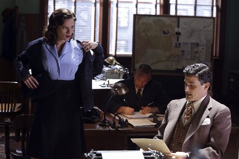 Hayley Atwell, Enver Gjokaj - Agent Carter - Le Léviathan approche - Film