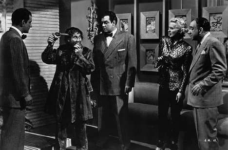 Chico Marx, Raymond Burr, Ilona Massey - Sardiinimysteerio - Kuvat elokuvasta
