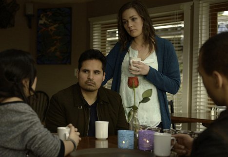 Michael Peña, Anna Gunn - Gracepoint - Film