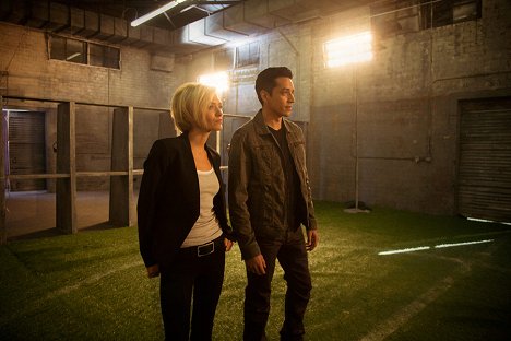 Nicky Whelan, Gabriel Luna - Matador - Van film