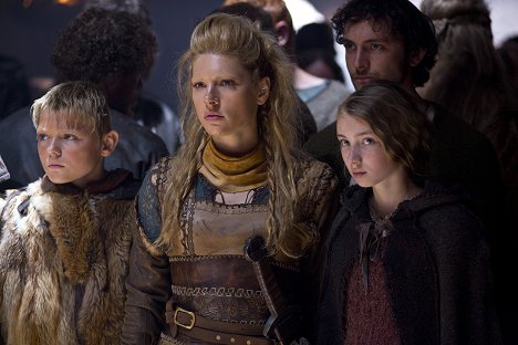 Nathan O'Toole, Katheryn Winnick, George Blagden, Ruby O'Leary - Vikings - Der Prozess - Filmfotos