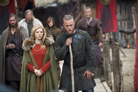 Clive Standen, Katheryn Winnick, Travis Fimmel - Vikings - Burial of the Dead - Photos