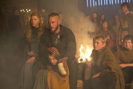 Katheryn Winnick, Travis Fimmel, Ruby O'Leary, Nathan O'Toole - Vikings - Burial of the Dead - Photos