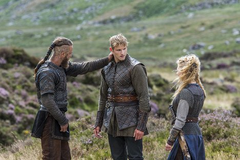 Travis Fimmel, Alexander Ludwig - Vikings - Eye for an Eye - Photos