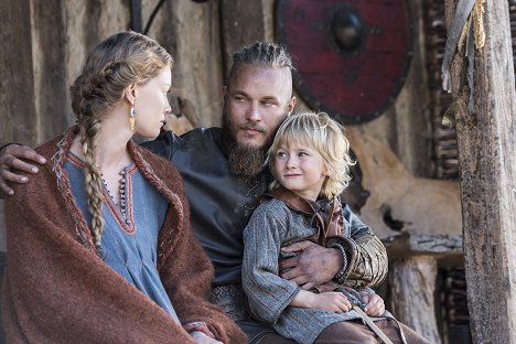 Alyssa Sutherland, Travis Fimmel, Cormac Melia - Vikings - Unforgiven - Photos