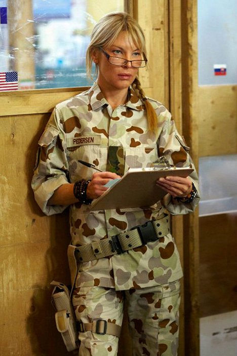 Deborah Kara Unger - Combat Hospital - Welcome to Kandahar - Van de set