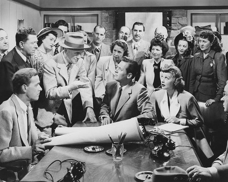 Frank McHugh, James Gleason, William Holden, Lucille Ball - Miss Grant Takes Richmond - Z filmu