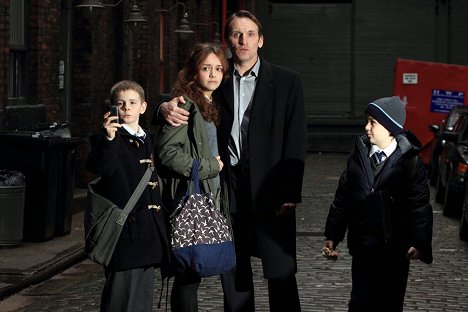 Oliver Woollford, Olivia Cooke, Christopher Eccleston, Lorenzo Rodriguez - Blackout - Filmfotók
