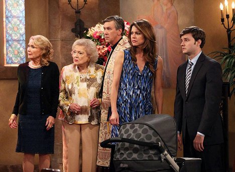 Juliet Mills, Betty White, Alan Ruck, Jane Leeves, Michael McMillian - Hot in Cleveland - Photos