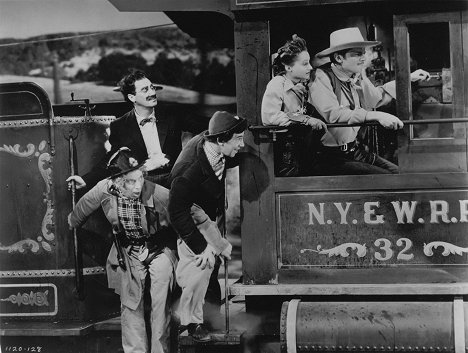Harpo Marx, Groucho Marx, Chico Marx, Diana Lewis, John Carroll - Irány Nyugat - Filmfotók