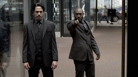 Zak Santiago, Adrian Holmes - Continuum - Second Wave - De la película