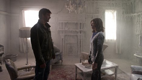 Lucas Bryant, Nicole de Boer - Haven - Fallout - Photos