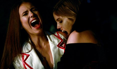 Nina Dobrev, Kayla Ewell - The Vampire Diaries - Haunted - Photos